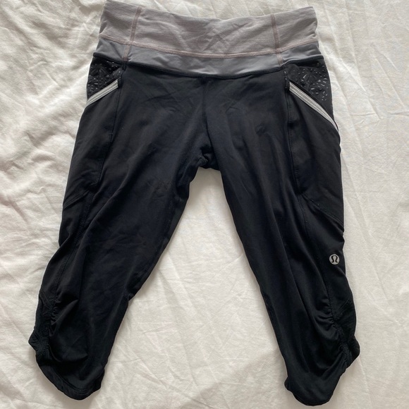 3/4 black Lululemon running leggings - Picture 2 of 5